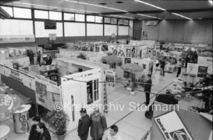 Gewerbeausstellung "Reinfelder Schaufenster": Sporthalle der Joachim-Mähl-Schule: Veranstalter Handelsverein Reinfeld (HVR) e.V.: Blick von Empore über Stände und Besucher: 16./17. März 1996