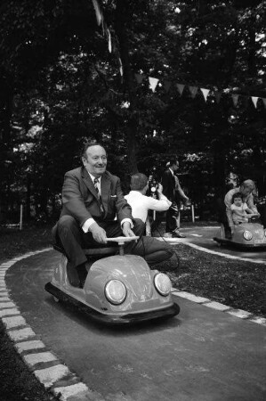 Eröffnung eines von den Kleinbahnbetrieben geführten Verkehrsübungsplatzes für Kinder, einer minicar-Anlage, im Fasanengarten.