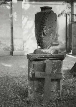 Grabmal eines Unbekannten : Grabmal eines Unbekannten, Sandstein, 19. Jahrhundert, Lößnitz (Kreis Aue), Friedhof