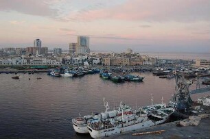 Tripolis - Hafen und Stadt : Totalübersicht des Hafens von Tripolis, Libyen, aufgenommen 2006