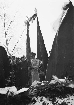 Beerdigung eines jungen Mannes in Anwesenheit von Mitgliedern des Roten Frontkämpferbundes nach dessen Verbot 1929