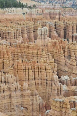 Felsen im Bryce Canyon Nationalpark : Blick vom Inspiration Point im Bryce Canyon Nationalpark am Abend auf die Felsenformationen, aufgenommen am 17. August 2012