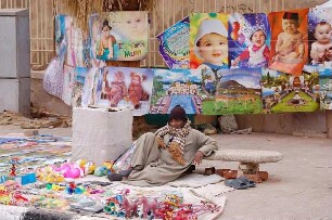Luxor - Straßenhändler : Straßenhändler bietet Plastikspielzeug an, aufgenommen 2006 in Luxor