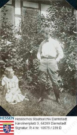 Nennewitz, Carl (1891-1966) / Porträt mit Ehefrau Käthe geb. Wilbrand (1901-1997) in Garten, Ganzfigur
