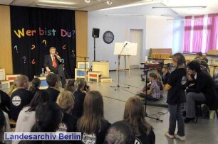 Der Regierende Bürgermeister von Berlin, Klaus Wowereit (am Mikrofon) besucht die Ludwig-Bechstein-Grundschule.
