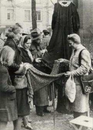Auf einem Markt werden Kleider getauscht