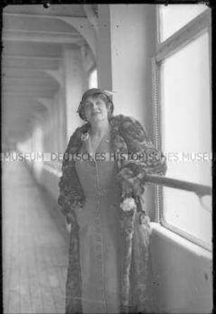 Maria Jeritza auf dem Promenadendeck des Hochseepassagierdampfers "Bremen"