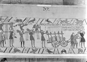 Der Teppich von Bayeux — 31. Szene: Männer tragen Panzerhemden, Helme, Waffen und Wein zu den Schiffen