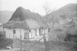 Banpotoc: Bauernhaus mit geflochtenem Zaun davor