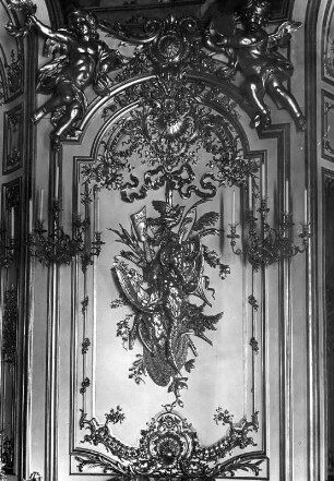 Wasservögel als Jagdbeute : Wasservögel als Jagdbeute. Holz, vergoldet (1875/1886; P. Perron). Chiemsee, Neues Schloss Herrenchiemsee, Speisesaal