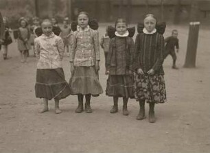 Wittichenau. Mädchen in Tracht der nördlichen Oberlausitz (Gegend zwischen Kamenz, Bautzen und Wittichenau)