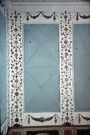 Gliederung mit floralen Motiven und antiken Vasen