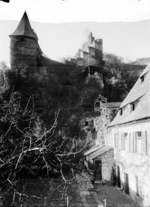 Hinterhaus des Rathauses in Bacharach mit Blick auf den Hutturm und die Stadtmauer vor Burg Stahleck