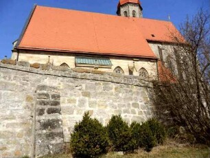 Ansicht von Süden mit Kirche (Gotischer Neubau 15 Jh) über Kirchhofmauer (im Kern Frühgotisch-Werksteine mit erhaltenen Zangenlöchern)-Wehrgang im 18 Jh abgetragen