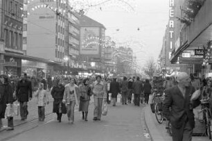 Einkaufsbetrieb in der Kaiserstraße am ersten verkaufsoffenen Samstag im Advent