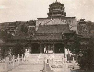 Peking, China. Sommerpalast. Pagode mit buddhistischem Tempel, Haupttreppe