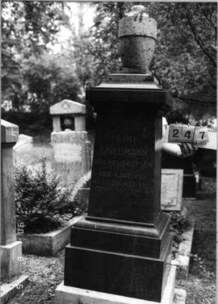 Grabstein 247 (Index: 99618363) Maße HxBxT: 215x49x49 cm Beschreibung: aufgesetzte Urne: Grabstein 247