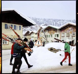 Mittenwald: Skiläufer kommen in die Stadt