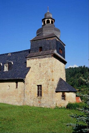 Turm und Apsis der Kirche von SO, romanisches Fenster im Langhaus