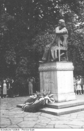Denkmal für Robert Schumann. Bronze (1901; J. Hartmann). Zwickau, Hauptmarkt