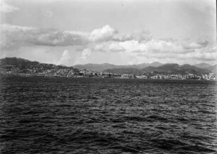 Genua : Blick auf Genua vom Wasser aus.