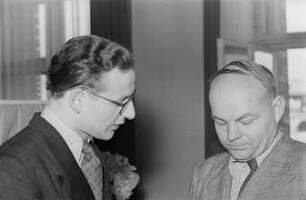 2. Fachtagung für Volks- und Laienkunst : Teilnehmer einer Veranstaltung im Gespräch