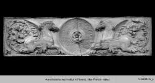 Camerino di alabastro : Ornamentrelief mit Rosette und zwei Seepferden