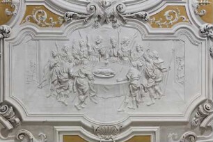 Decke der Schlosskapelle — Vier Stuckreliefs mit biblischen Szenen — Das Passamahl
