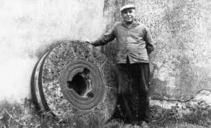 Straßgräbchen. Holländermühle am Forstweg, Müller Alfred Richter an einem Mühlstein