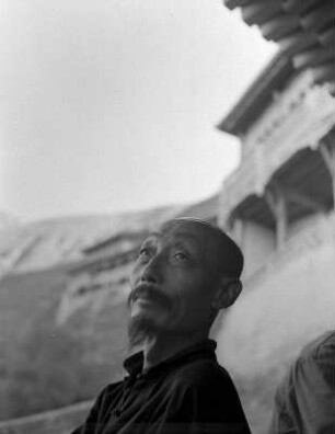 Portrait eines Mannes vor einem Tempel (China 1959)