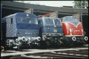 Versuchsdiesellok "DB 202 003-0" (DE 2500 UmAn), Europalok DB 184 112-1 (E 410 012) und Streckendiesellok V 200 vor Lokschuppen II