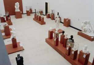 Denkmal für Victor Hugo (Großes Modell) : Raumaufnahme Ausstellungssaal. Ansicht von der Empore mit "Denker" und "Denkmal für Victor Hugo (Großes Modell)