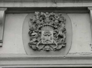 Wappenstein der Familie von Lindenau : Machern (Muldentalkreis), ehemaliges Wasserschloss (1566, 1733 Umbau), Wappenstein der Familie von Lindenau über dem Hauptportal
