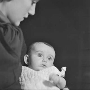 Säugling im Arm seiner Mutter