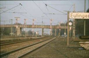 Gäubahn Eutingen Lok Baureihe 111 vor Eilzug Ausfahrt Ausfahrsignale Straßenbrücke 8082 Bahnsteig Bahnhofsuhr Stationsschild