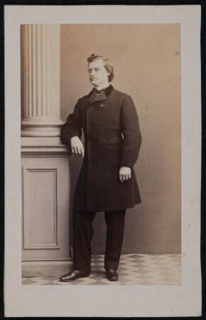 Porträt Friedrich Dettmer (1835-1880; Schauspieler). Albuminabzug auf Karton (Carte-de-visite mit Atelieraufdruck verso)