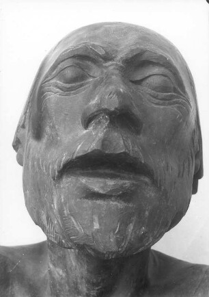 Gemeinschaft der Heiligen. Der Bettler. Bronze; H. 217 cm (1930; E. Barlach). Güstrow: Atelierhaus am Inselsee