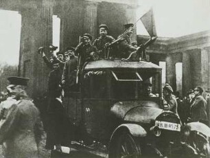 Berlin, Auto des Arbeiter- und Soldatenrates mit Maschinengewehren am Brandenburger Tor