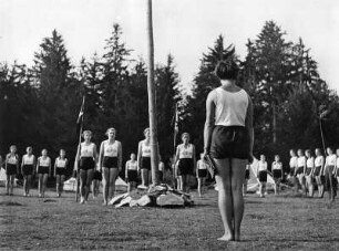 Reinwarzhofen. Zeltlager des Bundes Deutscher Mädel (BdM) auf dem Zeltlagerplatz "Göring-Espan". Fahnenappell mit Mädchengruppen in Sportbekleidung