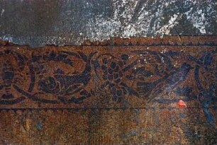 Am Markt (10): traufständiges Backsteingebäude mit umlaufendem Gesims: Innenansicht: Detailaufnahme: Reste von Tapete [oder Wandbemalung]