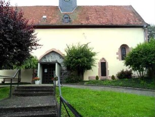 Ehringshausen - Langhaus über Traufseite Süd mit vermauertem Querhausarm über Kirchhof