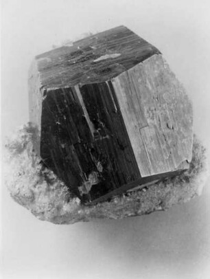Pyrit (Eisenkies) auf Quarz, Kristalle, Traversella, Piemont