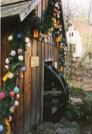 Kleine Wassermühle bei Heidenau (1992 Wiederaufbau), Ansicht mit Ostergirlande. April 1998