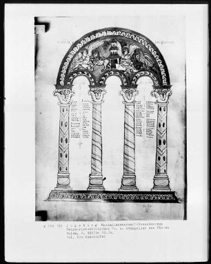 Evangeliar — Kanontafel mit Evangelistensymbolen, Folio 22verso
