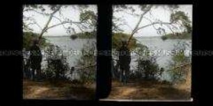 Wanderer blickt auf einen See mit Segelbooten