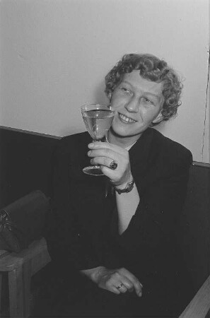 Dame mit Weinglas