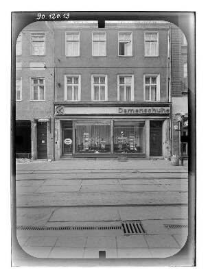 Brandenburg an der Havel, Hauptstraße 13 (?). Wohnhaus mit Laden. Straßenfront
