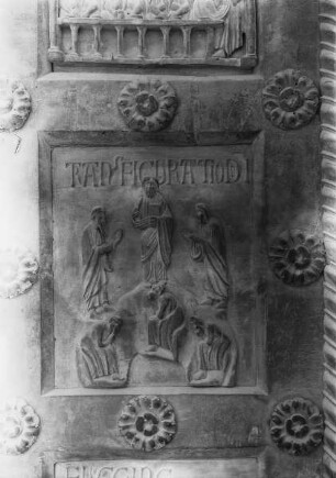 Tür der Porta di San Ranieri / Bronzetür mit Szenen zum neuen Testament — linker Türflügel — 3. Bildreihe, linkes Feld: Transfiguration