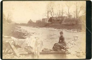 Frau in der Dreisam