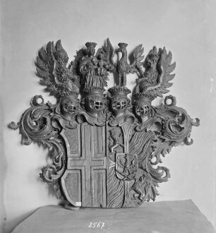 Doppelwappen mit Adler, springendem Löwen und Kreuz des Johann Heinrich Franz Dominikus Freiherr von Maxlrain, Graf zu Hohendeck, Domherr zu Freising